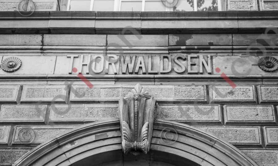 Namensschriftzug "THORWALDSEN" | Name inscription "THORWALDSEN" (foticon-duesseldorf-akademie-124-sw.jpg)